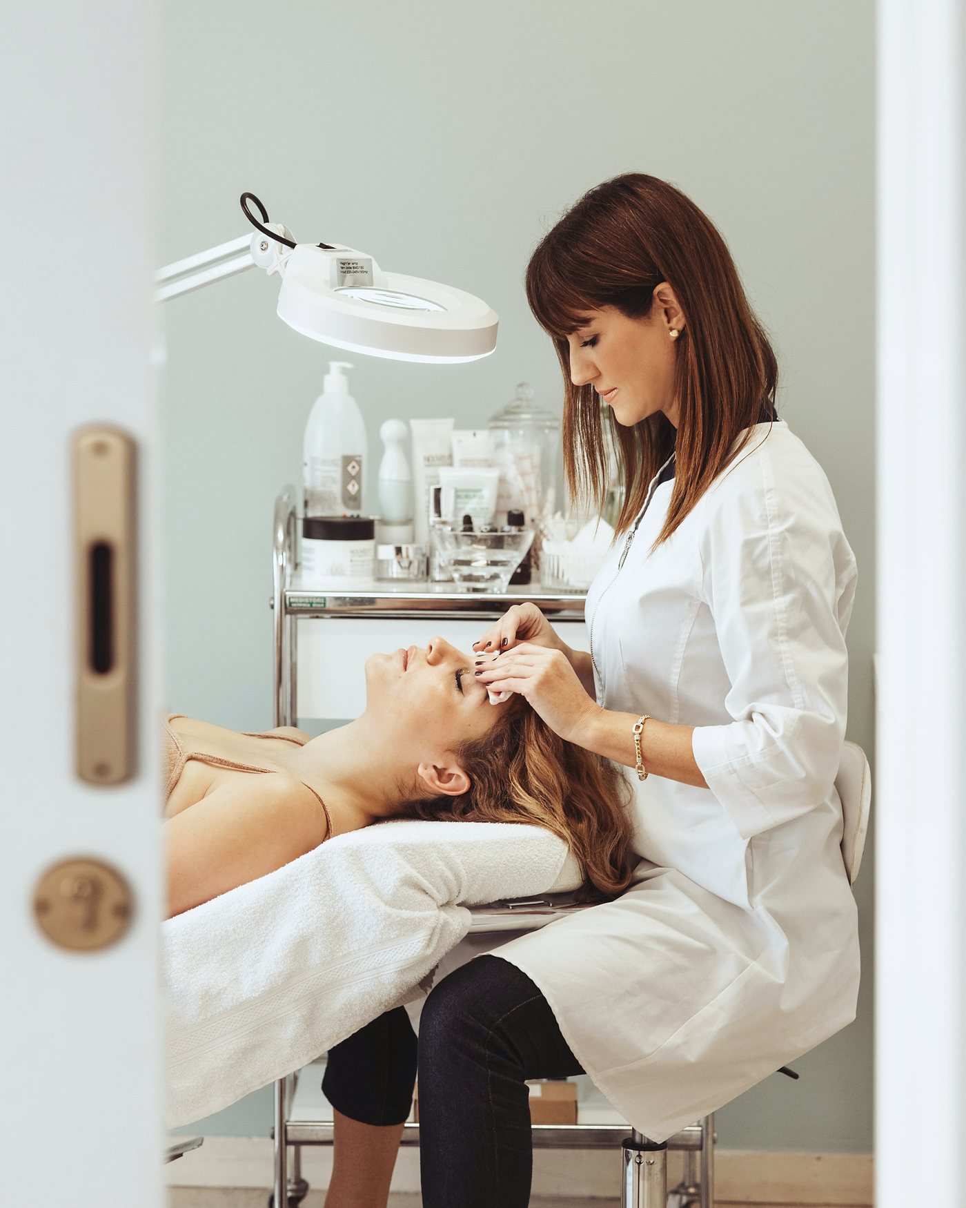 Косметолог салону краси Care & Glow у Львові на робочому місці